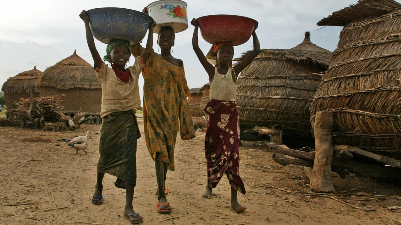 Mädchen beim Wasserholen in Niger